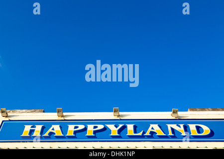 Happyland Spielhalle Zeichen gesetzt gegen strahlend blauem Himmel. Stockfoto