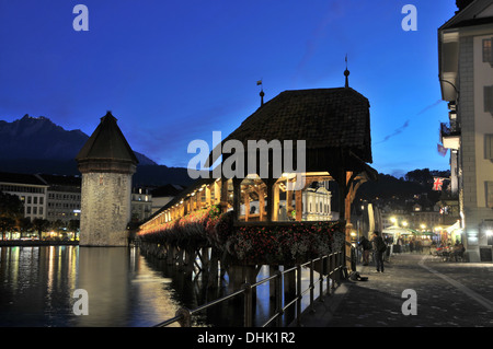 Beleuchtete Kapellbruecke Brücke in den Abend, Luzern, Schweiz, Europa Stockfoto