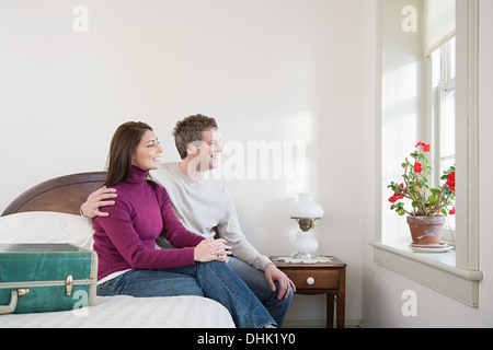 Paar saß auf einem Bett Stockfoto