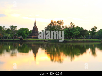 Geschichtspark Sukhothai bei Sonnenuntergang, der alten Stadt von Thailand in 800 Jahre vor Stockfoto