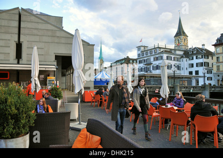 Menschen in einem Straßencafé vor dem Rathaus an der Limmat River, Zürich, Schweiz, Europa Stockfoto