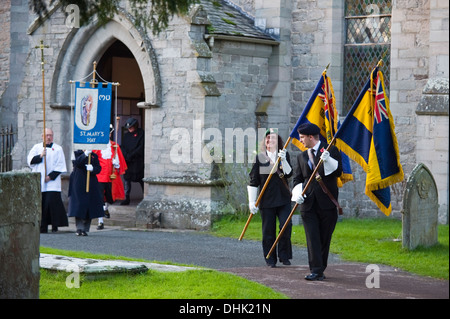 Remembrance Sunday parade außerhalb Str. Marys Kirche in Hay-on-Wye Powys Wales UK Stockfoto