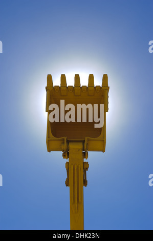 Bagger Schaufel am blauen Himmel Stockfoto