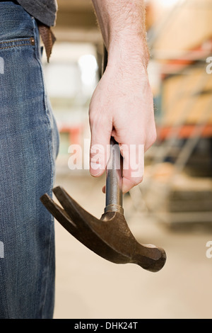 Person, die einen hammer Stockfoto