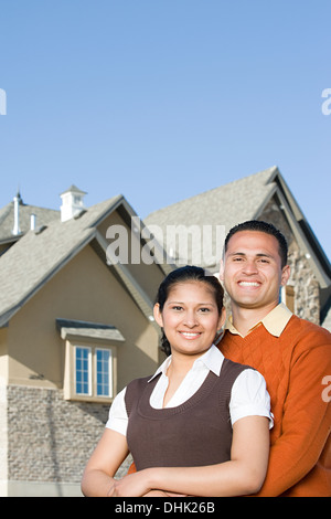 Porträt eines Paares außerhalb eines Hauses Stockfoto