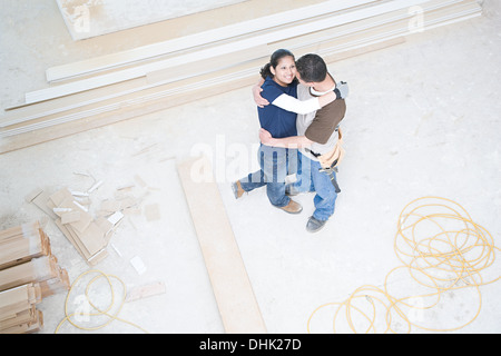 Paar, umarmen, in ihr neues Zuhause Stockfoto