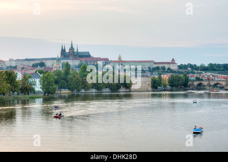 Moldau mit Hradschin und Veitsdome, Komplex der Prager Burg, Prag, Mitte Böhmen, Tschechien Stockfoto