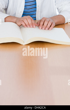 Teenager ein Braille-Buch lesen Stockfoto