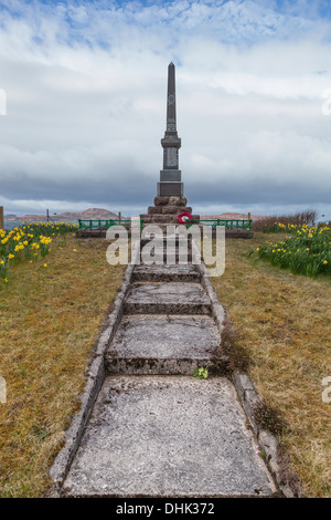 Kriegerdenkmal in Achiltibuie, westlich von Schottland. Eine Hommage an die Männer der Coigach Halbinsel mit den Summer Isles hinter. Stockfoto