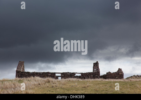 Verlassene steinerne Ruine von Croft auf einem Hügel in Achiltibuie, Schottland Stockfoto