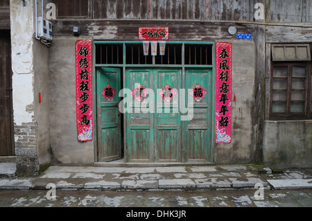 Tür in einem typischen Dorf im ländlichen China Stockfoto