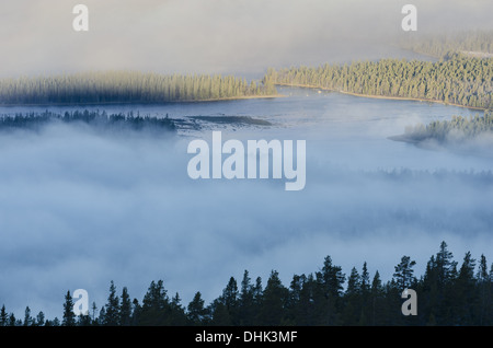 Morgennebel über dem See Galtsjoen, Norwegen Stockfoto