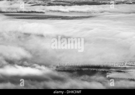 Morgennebel über dem See Galtsjoen, Norwegen Stockfoto