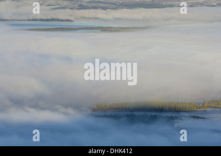 Morgennebel über dem See Galtsjoen, Norwegen Stockfoto