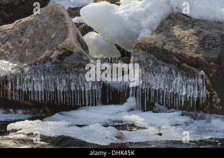 Icycles auf Felsen, Finnskogen, Norwegen Stockfoto