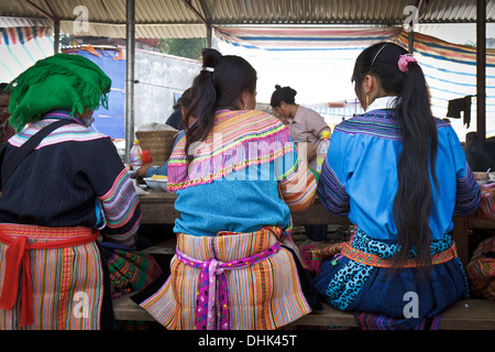 Vietnamesische Mädchen genießen ihr Mittagessen auf dem Markt von Bac Ha in Nord-West-Vietnam. Stockfoto