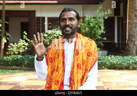 Yoga-Lehrerin sitzt in einem Resort-Garten in Varkala, Indien. Stockfoto