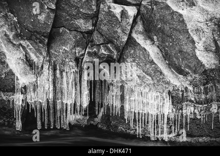 Icycles auf Felsen, Finnskogen, Norwegen Stockfoto