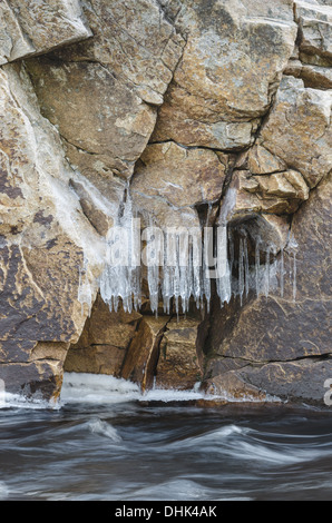 Icycles auf Felsen, Finnskogen, Norwegen Stockfoto