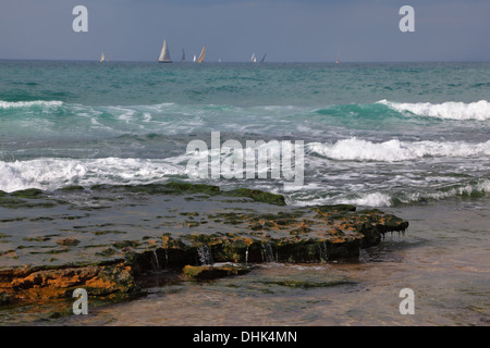 Ein weißes Segel Yachten am Horizont Stockfoto