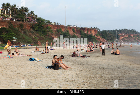 Touristen am Strand in Varkala, Indien. Stockfoto