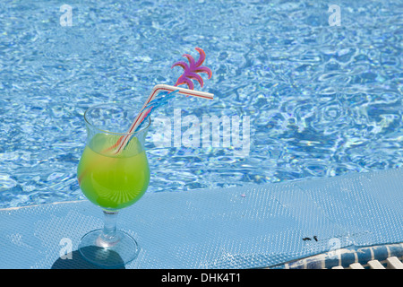 Cocktail am Rand des Pools Stockfoto