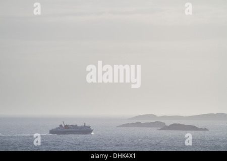 Caledonian MacBrayne (CalMac) Fähre Segeln zwischen den Summer Isles auf dem Weg nach Lewis. Stockfoto