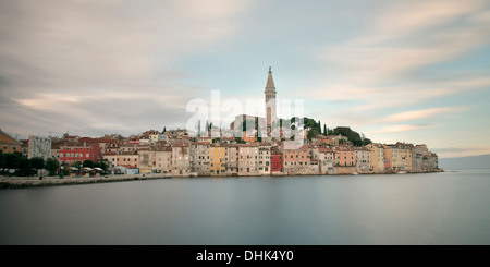 Blick auf die Altstadt von Rovinj mit Sveta Eufemija Kirche, Istrien, Kroatien, Adria, Langzeitbelichtung Stockfoto