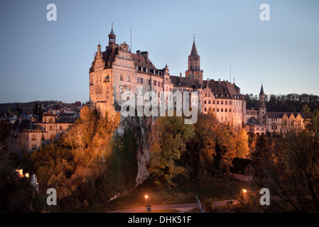 Schloss Sigmaringen im Morgengrauen, Schwäbische Alb, Baden-Württemberg, Deutschland Stockfoto