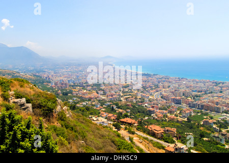 Schöne Aussicht über die Stadt an der Küste Stockfoto