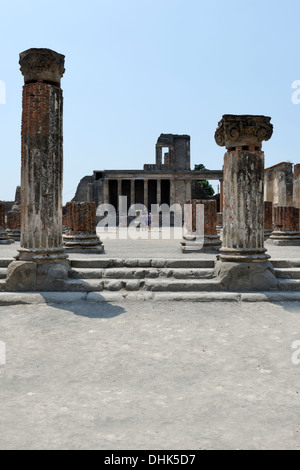 Teil Blick auf die Basilika mit dem eleganten hellenistischen Stil Zweiebenen-Tribunal im Hintergrund an Pompeji-Italien. Stockfoto