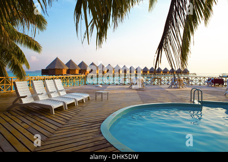 Villen am Wasser mit Pool im Vordergrund Stockfoto