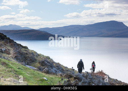 Zwei Frauen Fuß auf dem abgelegenen Fußweg vom Achiltibuie, Ullapool an der Seite des Loch Broom. Stockfoto