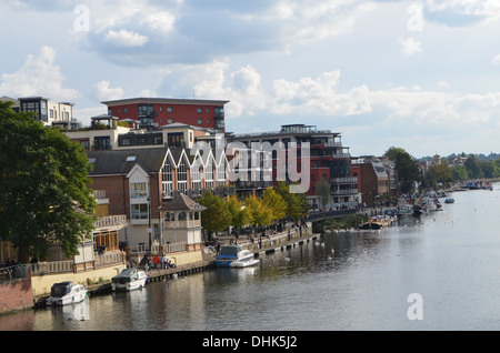 Die Themse von Kingston Bridge. Diese sehr ruhig Ansicht zeigt die südlichen Ufer des Flusses, das weitgehend von Bars besetzt ist Stockfoto