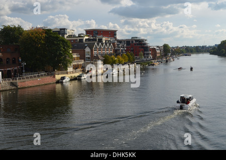 Die Themse von Kingston Bridge. Diese sehr ruhig Ansicht zeigt die südlichen Ufer des Flusses, das weitgehend von Bars besetzt ist Stockfoto