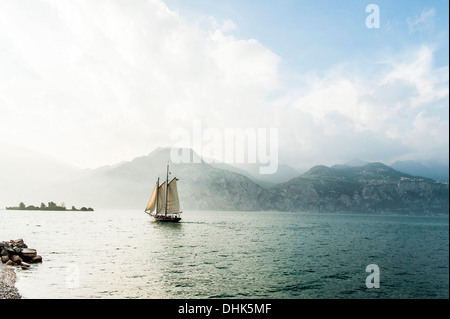 Segelschiff auf dem Gardasee in der Nähe von Malcesine, Lago di Garda, Venetien, Norditalien, Italien Stockfoto