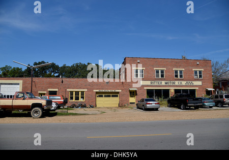 Alte Autos außerhalb Ritter Motor Company, St. Claire, Missouri - ein altes, familiengeführtes Garage entlang der historischen Route 66 Stockfoto