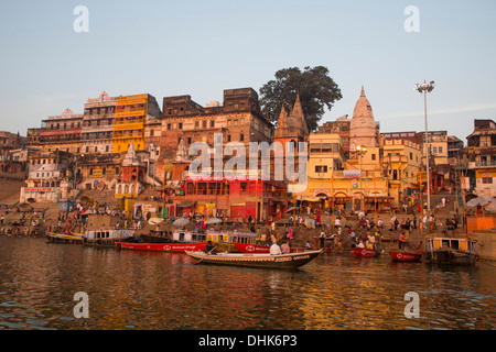 Boote auf Ganges vor Dasaswamedh Ghat, Varanasi, Uttar Pradesh, Indien Stockfoto