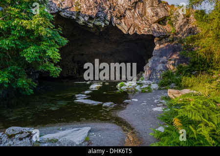 Ein Bild des Rydal Höhle mit einer Reflexion von den Wänden der Höhle im Wasser Stockfoto