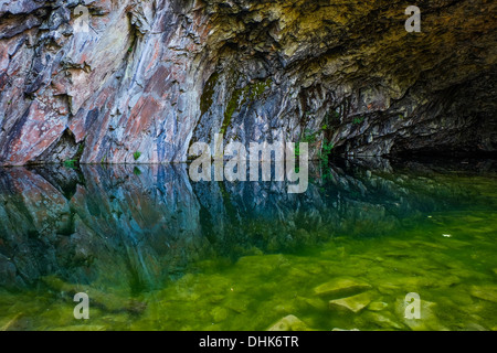 Ein Bild des Rydal Höhle mit einer Reflexion von den Wänden der Höhle im Wasser Stockfoto