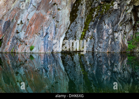 Ein Bild des Rydal Höhle mit einer Reflexion von den Wänden der Höhle im Wasser Stockfoto