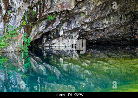 Ein Bild des Rydal Höhle mit einer Reflexion von den Wänden der Höhle im Wasser Stockfoto