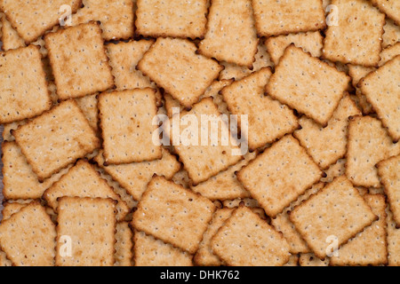gesalzene Cracker auf dem Tisch als Hintergrund Stockfoto