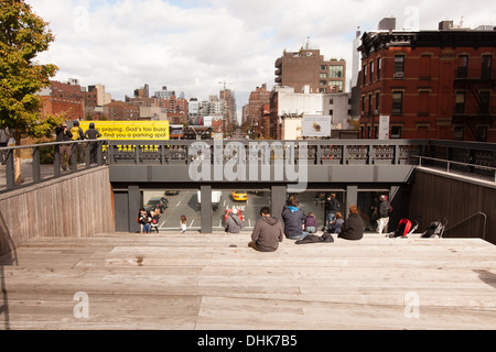 Sitzt Bildfläche, 10th Avenue Square, High Line Park, Chelsea, New York City, NY, Vereinigte Staaten von Amerika. Stockfoto