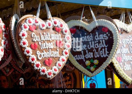 Lebkuchenherzen auf ein Oktoberfest in München, meine Texte, du bist mein Schatz und du bist das beste Mädchen der Welt. Stockfoto