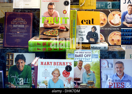 Essen & Kochbücher zum Verkauf für Weihnachten in London Buchladen Fenster Stockfoto