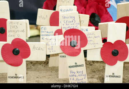 Mohn Ehrungen am Kriegerdenkmal auf Islington Green, London Stockfoto