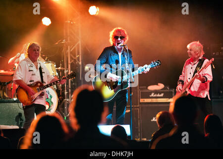 Birmingham, Vereinigtes Königreich. 11. November 2013. Reform der 1970er Jahre Rockband Mott das Hoople Spiel das erste Konzert ihrer UK-Tour in der Birmingham Symphony Hall, 11. Oktober 2013. Lead-Sänger Ian Hunter mit dunkler Brille. Mick Ralphs an der Gitarre und Overend Watt am Bass. © John Bentley/Alamy Live-Nachrichten Stockfoto