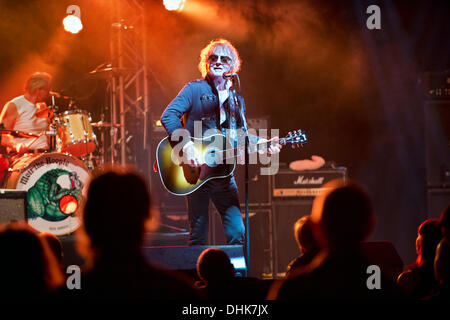 Birmingham, Vereinigtes Königreich. 11. November 2013. Reform der 1970er Jahre Rockband Mott das Hoople Spiel das erste Konzert ihrer UK-Tour in der Birmingham Symphony Hall, 11. Oktober 2013. Lead-Sänger Ian Hunter mit dunkler Brille. © John Bentley/Alamy Live-Nachrichten Stockfoto