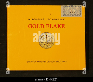 Gold Flake ist eine Zigarettenmarke von Mitchells Sovereign. Dieses Verpackungsdesign repräsentiert klassische Zigarettenverpackungen aus der Mitte des 20. Jahrhunderts und spiegelt die traditionelle Tabakvermarktung wider. Stockfoto